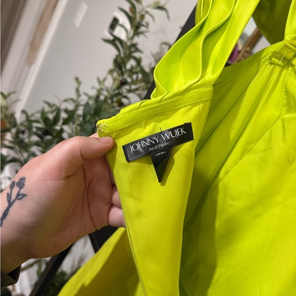 Johnny wujek Green Off-Shoulder Ruffled Slit Prom Dress size 5 - Picture 10 of 12